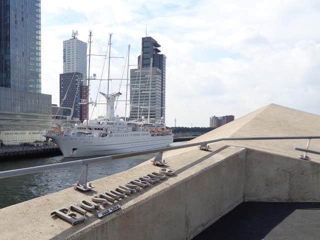 Cruiseschip ms Wind Surf van Windstar Cruises aan de Cruise Terminal Rotterdam